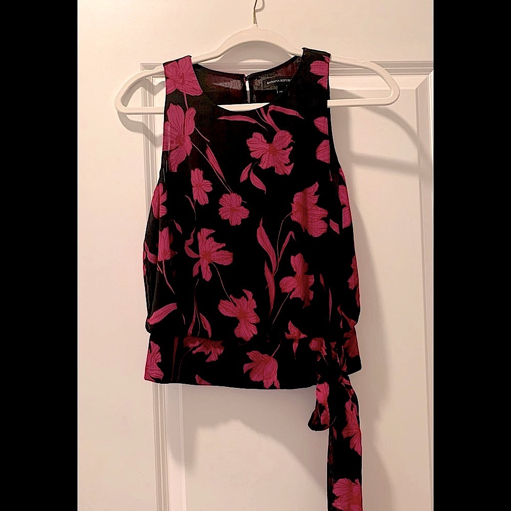 Gorgeous Banana Republic Floral Side Tie Top Size Small